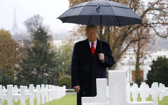 דונלד טראמפ בבית הקברות האמריקאי סורנס שליד פריז, ב-11 בנובמבר 2018 (צילום: AP Photo/Jacquelyn Martin)