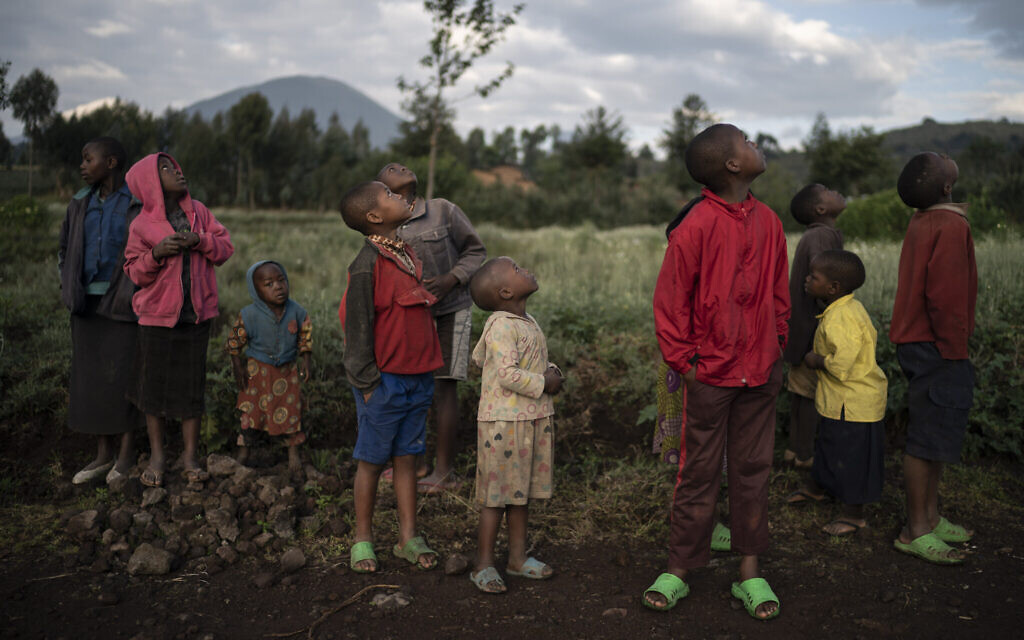 אילוסטרציה, ילדים צופים במזל"ט שטס ליד הפארק הלאומי בקיניגי, רואנדה, ספטמבר 2019 (צילום: AP Photo/Felipe Dana)