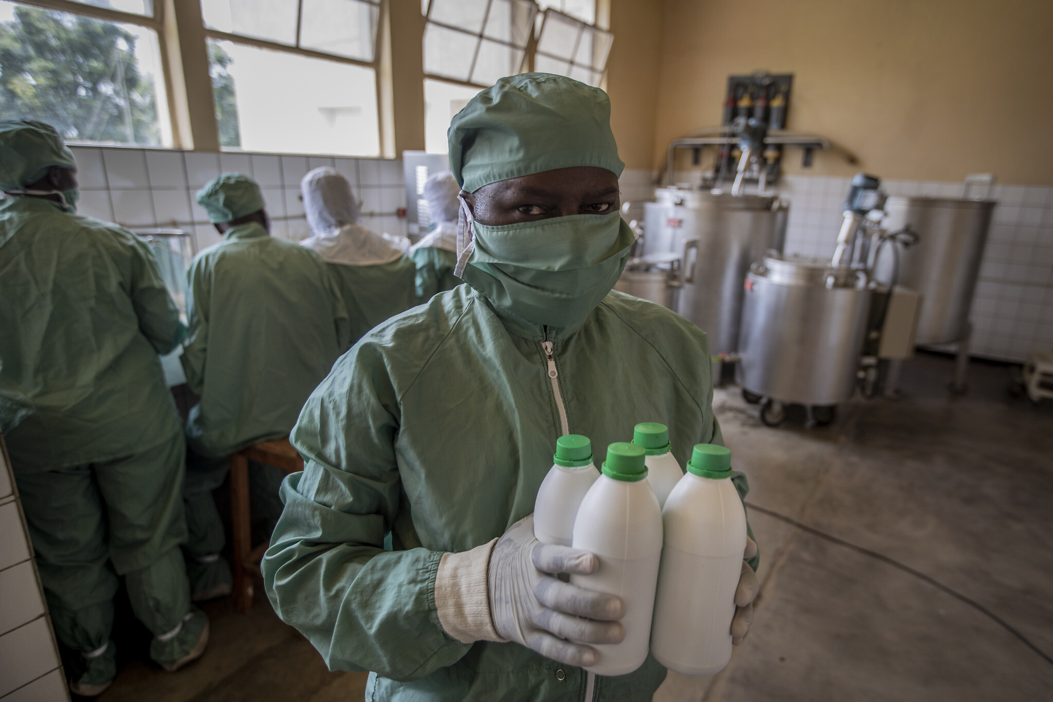 אילוסטרציה, עובד מעבדת תרופות ברואנדה, נובמבר 2019 (צילום: AP Photo/Ben Curtis)
