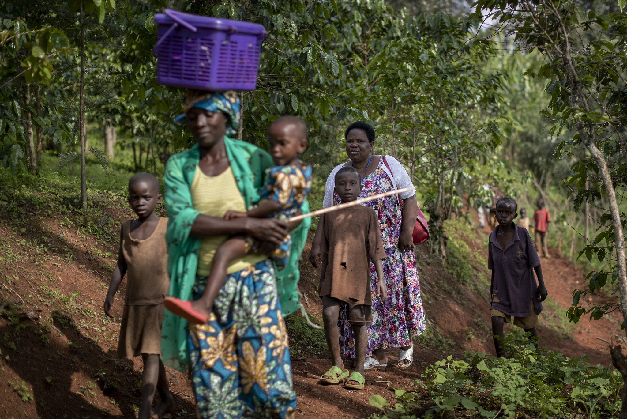 אילוסטרציה, אישה בת 89 מלווה לבדיקה רפואית בכפר במערב רואנדה, נובמבר 2019 (צילום: AP Photo/Ben Curtis)