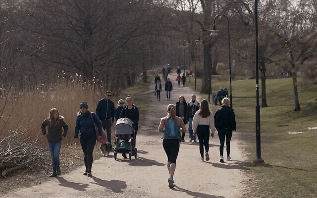 עידן הקורונה בשוודיה: אנשים רצים והולכים בפאתי שטוקהולם, 8 באפריל 2020 (צילום: AP Photo/Andres Kudacki)