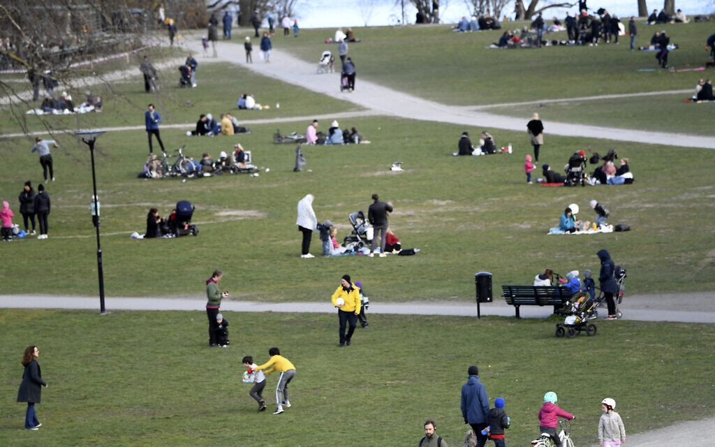 עידן הקורונה בשוודיה: אנשים מבקרים בפארק בשטוקהולם, 18 באפריל 2020 (צילום: Fredrik Sandberg/TT via AP)