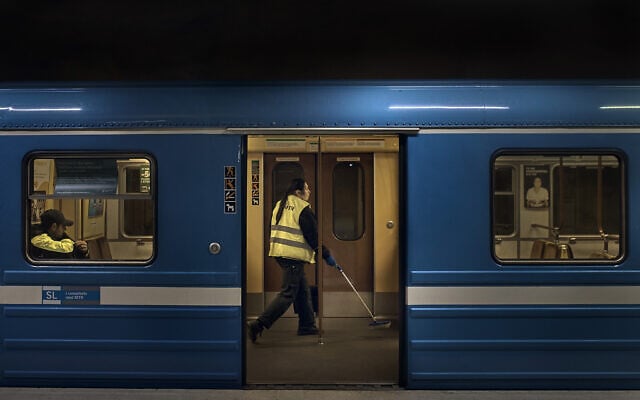 עידן הקורונה בשוודיה: עובד מנקה את הרכבת התחתית בשטוקהולם, 28 באפריל 2020 (צילום: AP Photo/Andres Kudacki)