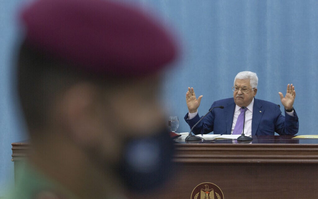 הנשיא הפלסטיני מחמוד עבאס עומד בראש ישיבת ההנהגה הפלסטינית ברמאללה, 5 במאי 2020 (צילום: AP Photo / Nasser Nasser, Pool)