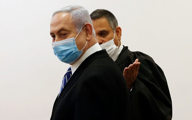 בנימין נתניהו באולם 317 של בית המשפט המחוזי בירושלים, דקות לפני פתיחת משפטו. 24 במאי 2020 (צילום: Ronen Zvulun/ Pool Photo via AP)