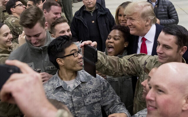 דצמבר 2018: דונלד ומלניה טראמפ מבקרים אנשי צבא בבסיס האווירי רמשטיין, גרמניה (צילום: AP Photo/Andrew Harnik, file)