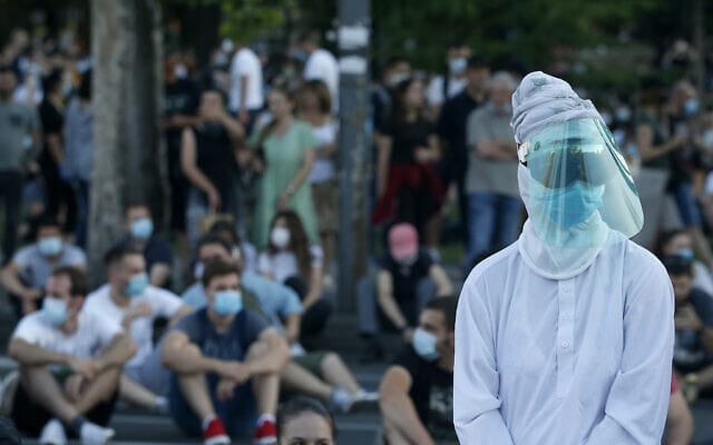 מחאה חברתית נגד מגבלות הקורונה בסרביה, יולי 2020 (צילום: AP Photo/Darko Vojinovic)