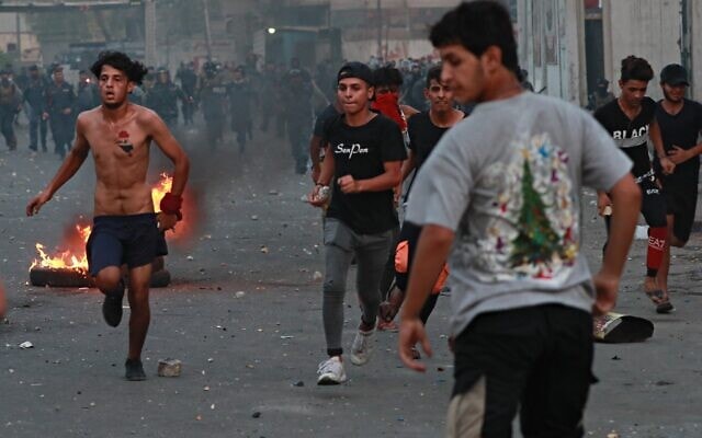 כוחות הביטחון מנסים לפזר מפגינים במהלך הפגנות אנטי-ממשלתיות מתמשכות בבגדד, יולי 2020 (צילום: AP Photo/Hadi Mizban)