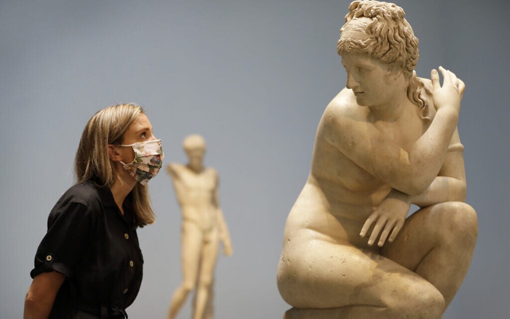 עובדת במוזיאון הבריטי עם פסל ונוס, ב-24 באוגוסט 2020 (צילום: AP Photo/Kirsty Wigglesworth)