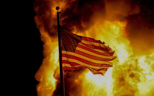 דגל ארצות הברית מוקף בלהבות בקנושה, 24 באוגוסט 2020 (צילום: AP Photo / Morry Gash)