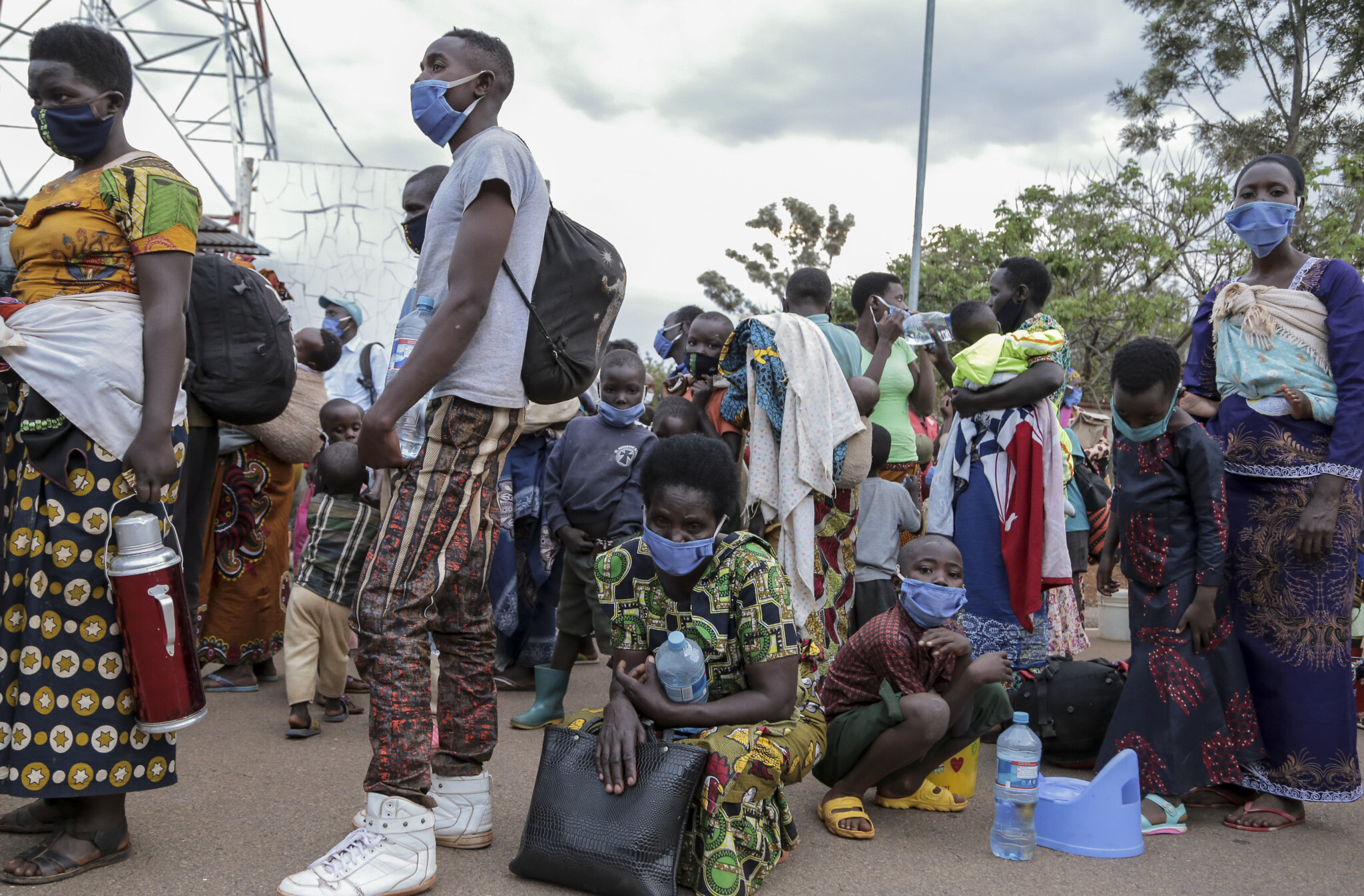 פליטים בורונדים מרואנדה חוזרים לגאסניי, בורונדי, אוגוסט 2020. כמעט 500 פליטים בורונדים המתגוררים ברואנדה החלו את מסעם חזרה לארץ מולדתם, לאחר חמש שנות גלות בעקבות אלימות פוליטית קטלנית (צילום: AP Photo/Berthier Mugiraneza)