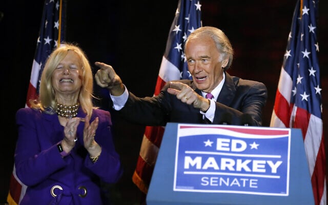 סנאטור אד מרקי ואישתו סוזן חוגגים את נצחונו בפריימריז במסצ&#039;וסטס, ב-1 בספטמבר 2020 (צילום: AP Photo/Michael Dwyer)