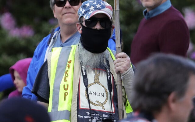 14 במאי 2020: תומך QAnon בעצרת מחאה נגד מגבלות הקורונה באולימפיה, וושינגטון (צילום: AP Photo/Ted S. Warren)