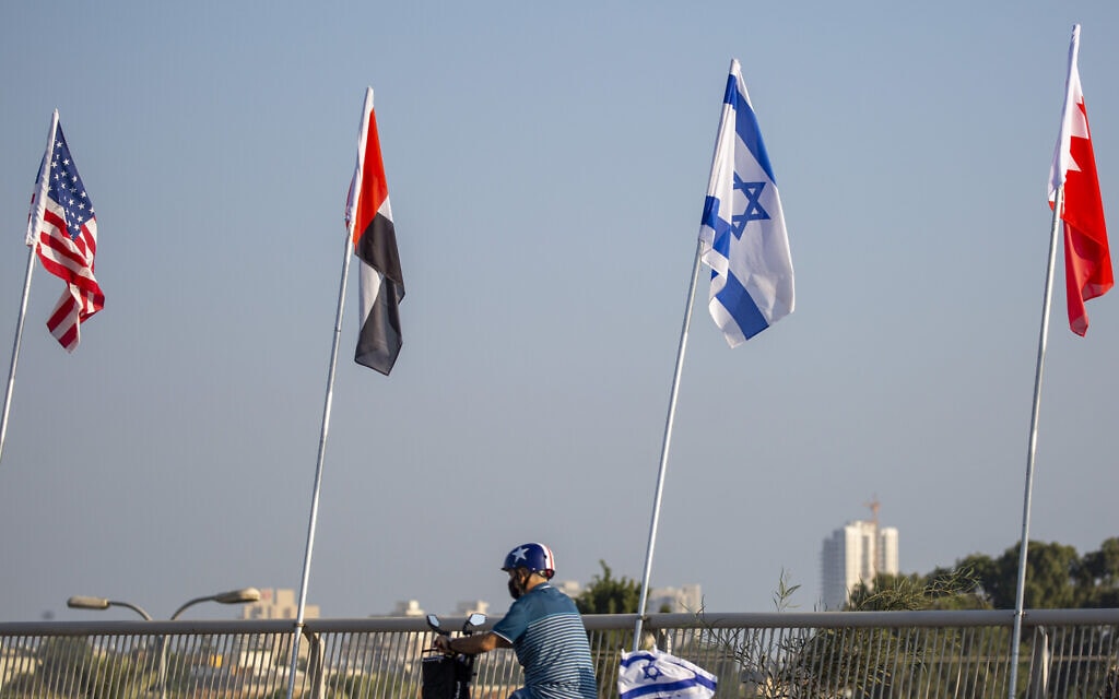 דגלי בחריין, ישראל, איחוד האמירויות וארצות הברית, שנתלו בנתניה לרגל כינון היחסים בין ישראל ומדינות המפרץ, 14 בספטמבר 2020 (צילום: Ariel Schalit, AP)