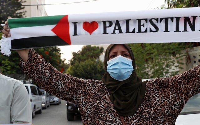 אישה מפגינה מול נציגות האו&quot;ם בעזה, נגד הסכם הנורמליזציה עם האמירויות ובחריין, 15 בספטמבר 2020 (צילום: AP Photo/Adel Hana)