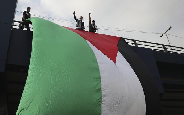 תומכי חיזבאללה מוחים נגד ההתקרבות בין ישראל לאמירויות עם דגלים פלסטיניים, ביירות, 21 בספטמבר 2020 (צילום: AP Photo/Bilal Hussein)