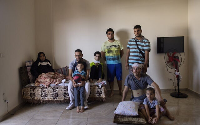 משפחת פליטים סוריים בלבנון, שביתה נהרס השנה בפיצוץ בנמל ביירות (צילום: AP Photo/Hassan Ammar)