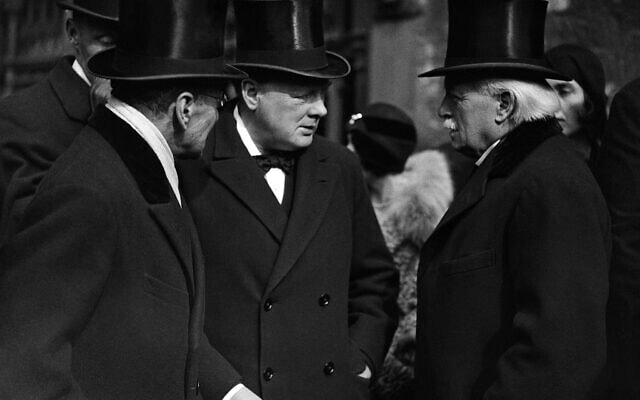 דייוויד לויד ג&#039;ורג&#039;, מימין, ווינסטון צ&#039;רצ&#039;יל, במרכז, בטקס האזכרה ללורד בלפור במנזר ווסטמינסטר, לונדון, 1930 (צילום: AP)