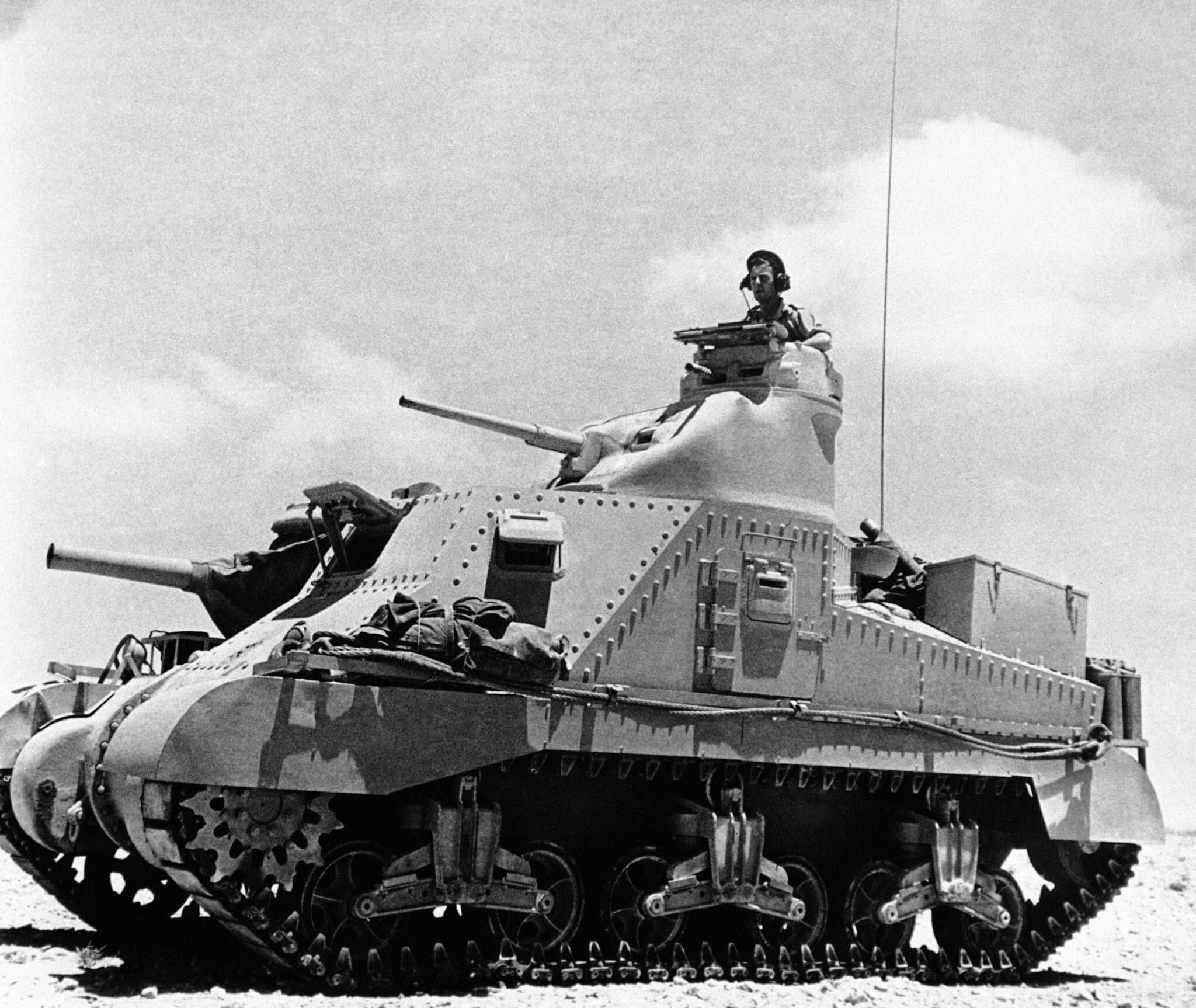 טנק בחזית הקרב באל-עלמיין, מצרים, 25 ביולי 1942 (צילום: AP)