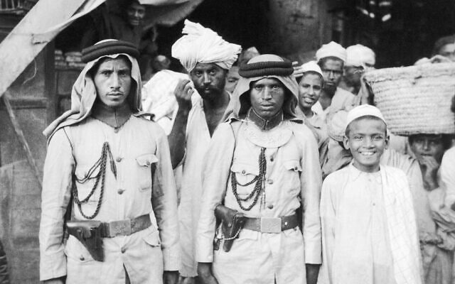 שוטרים ואזרחים בשוק בג&#039;ידה, נמל הים העיקרי של ערב הסעודית, פברואר 1947
