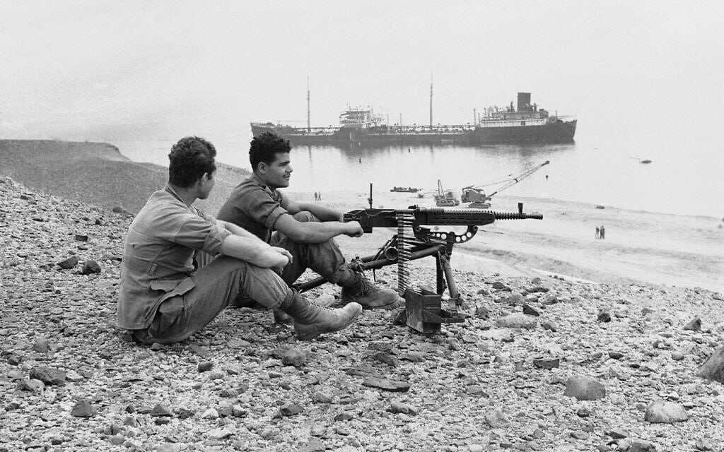 חיילי צה"ל על גדות תעלת סואץ, 7 באפריל 1957 (צילום: AP Photo)