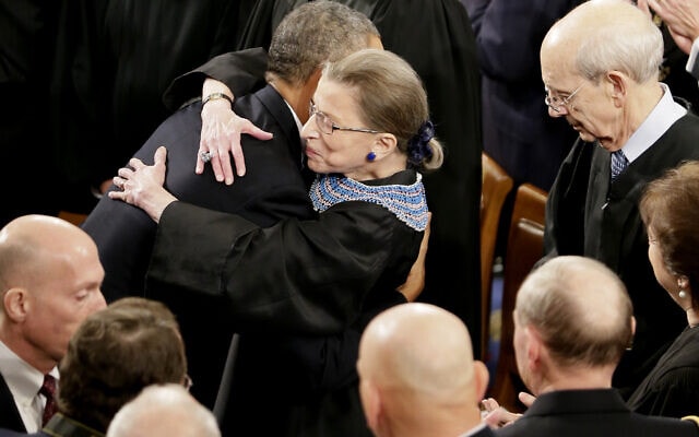 רות ביידר גינזבורג מחבקת את ברק אובמה אחרי הנאום לאומה שנשא בגבעת הקפיטול ב-28 בינואר 2014 (צילום: AP Photo/J. Scott Applewhite)