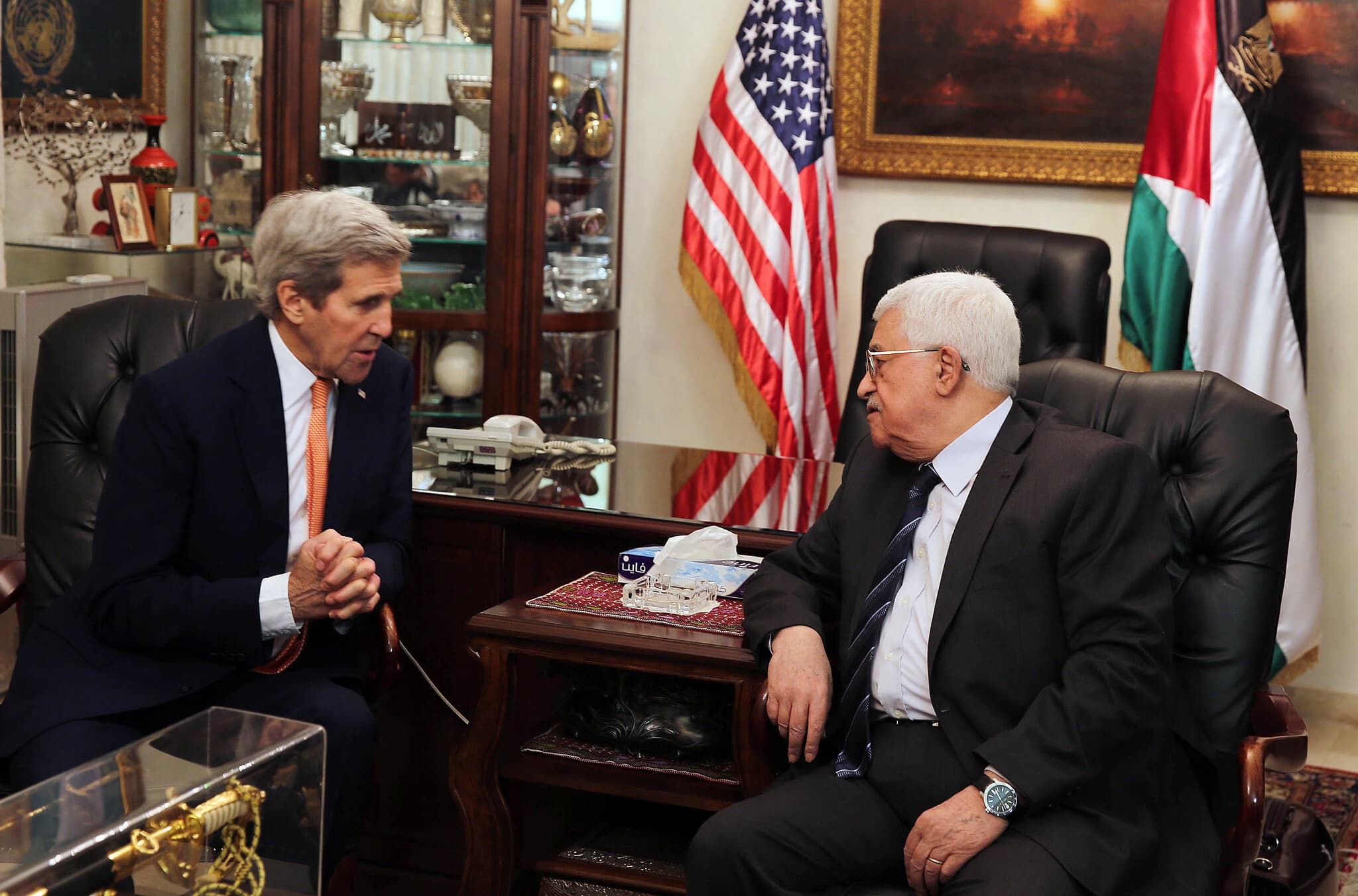 מחמוד עבאס (מימין), נפגש עם שר החוץ האמריקאי ג&#039;ון קרי בעמאן ירדן. פברואר, 2016. (צילום: Jamal Nasrallah, Pool via AP)