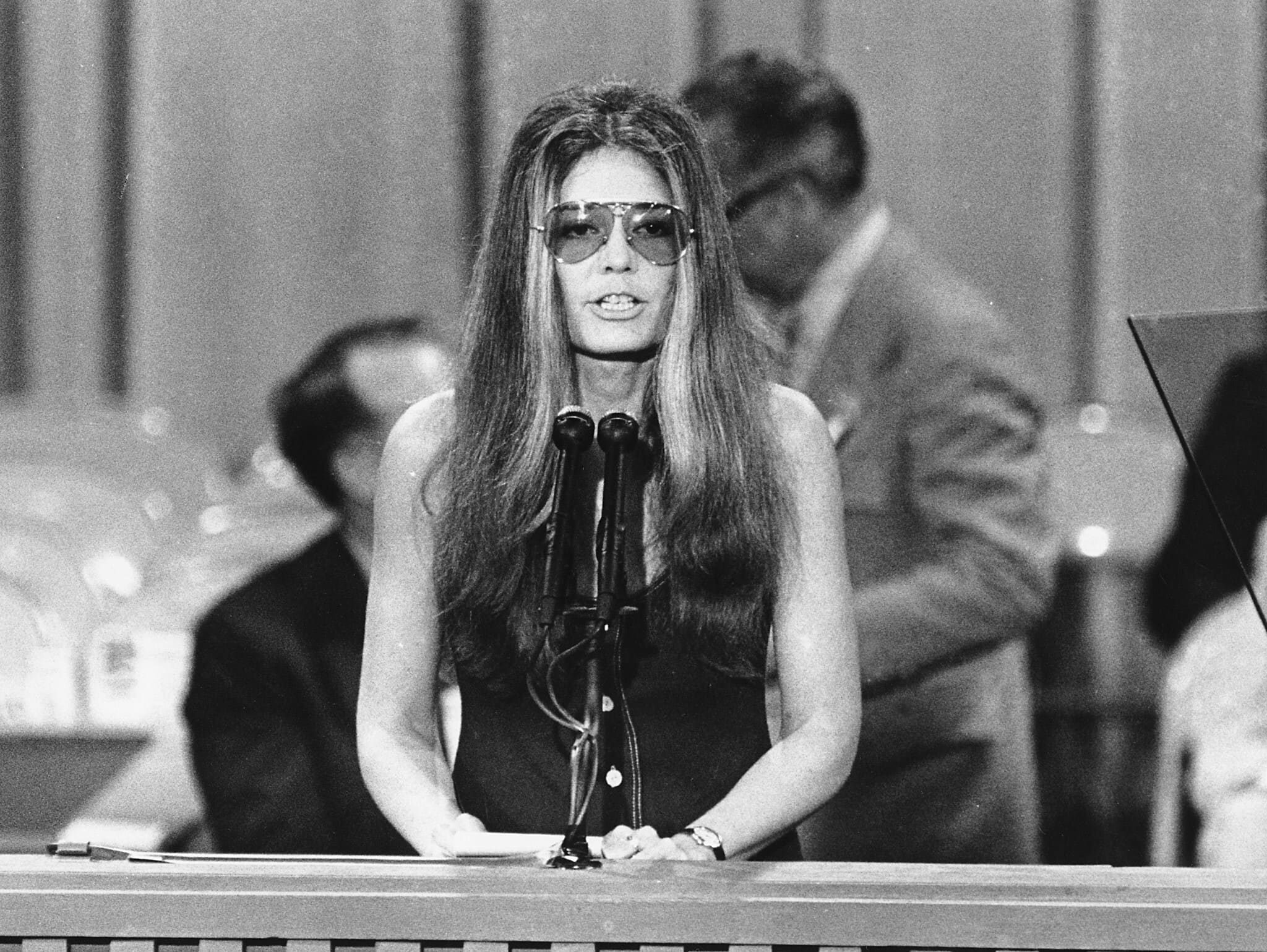 גלוריה סטיינם נואמם בוועידה הדמוקרטית במיאמי, פלורידה, ב-13 ביולי 1972 (צילום: AP Photo)