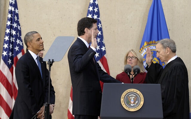 ג&#039;יימס קומי ממונה לראש ה-FBI ב-2013, משמאל: ברק אובמה (צילום: AP Photo/Susan Walsh)