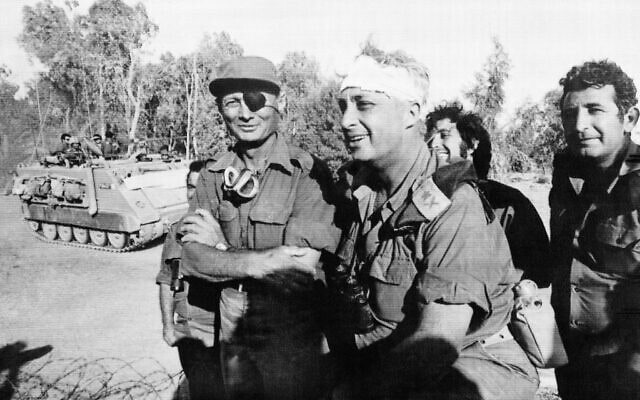 שר הביטחון משה דיין והאלוף אריאל שרון בתעלת סואץ, ב-18 באוקטובר 1973 (צילום: AP Photo)