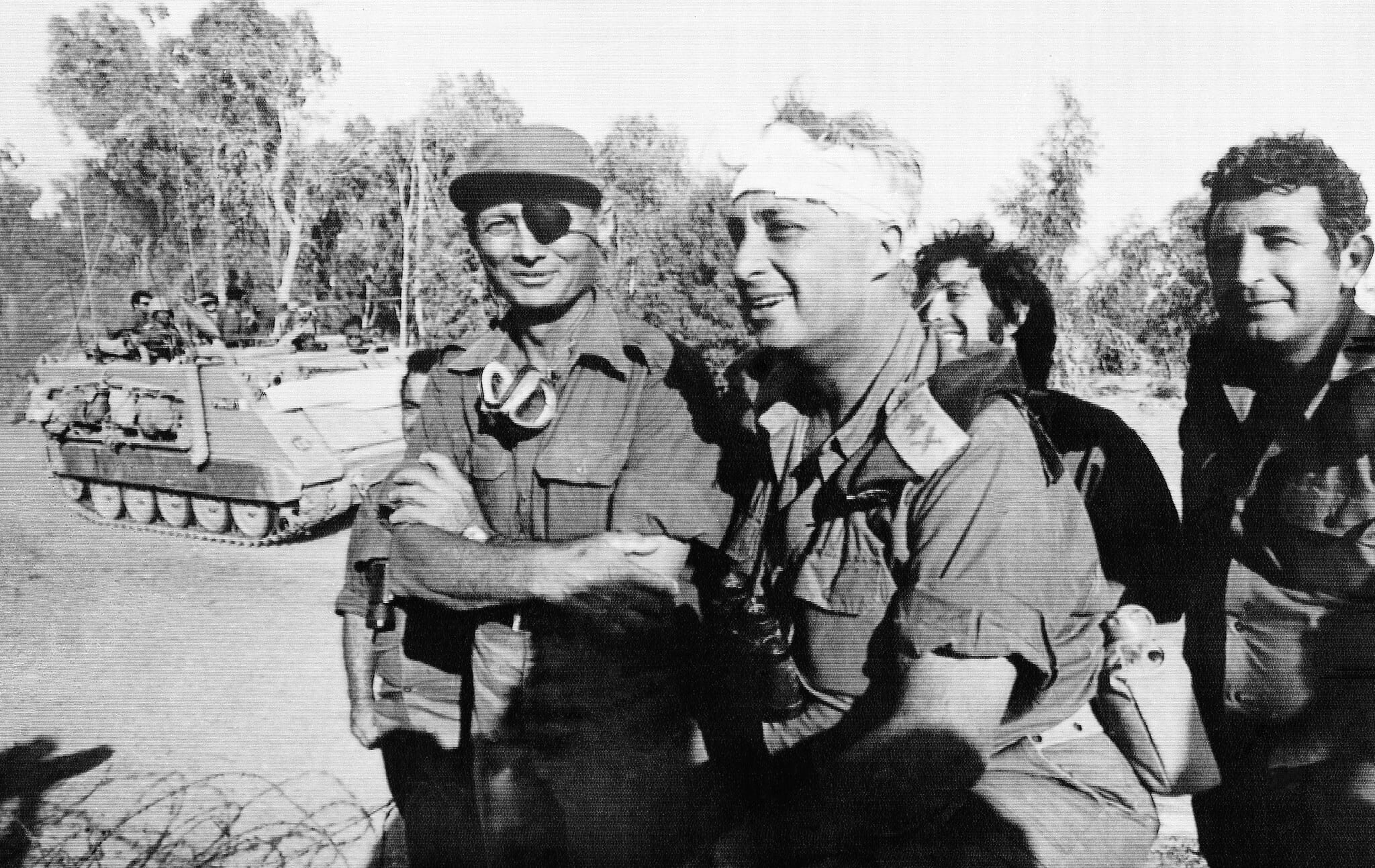 שר הביטחון משה דיין והאלוף אריאל שרון בתעלת סואץ, ב-18 באוקטובר 1973 (צילום: AP Photo)
