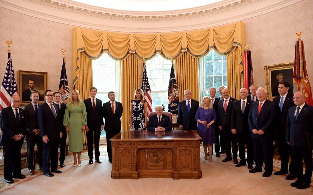 נשיא ארה"ב ומסביבו נציגי ישראל, האמירויות ובחריין לקראת החתימה על הסכם השלום, 15 בספטמבר 2020 (צילום: אבי אוחיון / לע"מ)