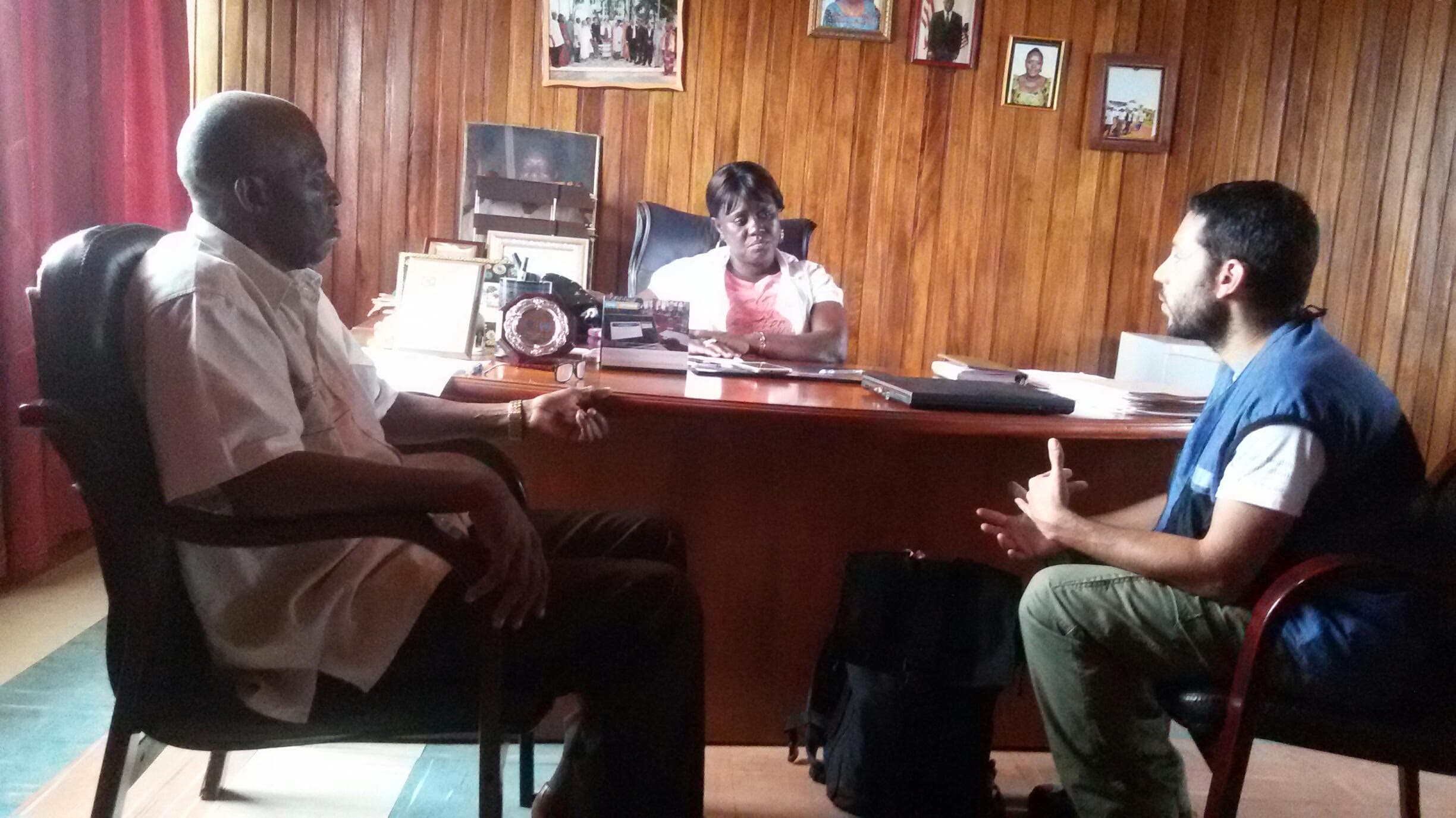 האפידמיולוג מייקל אדלשטיין (מימין) מתדרך פוליטיקאים ליברים במהלך התפרצות האבולה ב-2015 במערב אפריקה (צילום: באדיבות מייקל אדלשטיין)