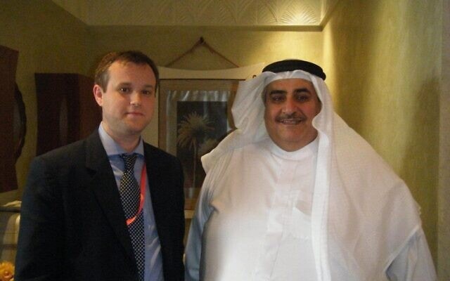 סיגורד נויבאואר, משמאל, עם שר החוץ של בחריין דאז, חאלד אל-חליפה, במנאמה (צילום: courtesy)