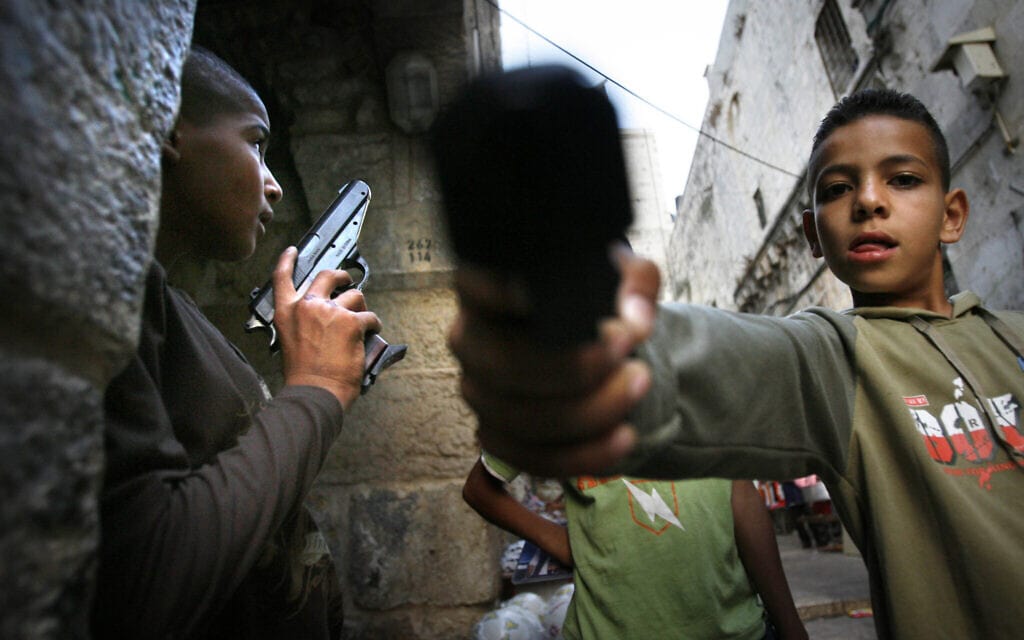 ילדים משחקים עם נשק במזרח ירושלים, ארכיון (צילום: Michal Fattal/Flash90)