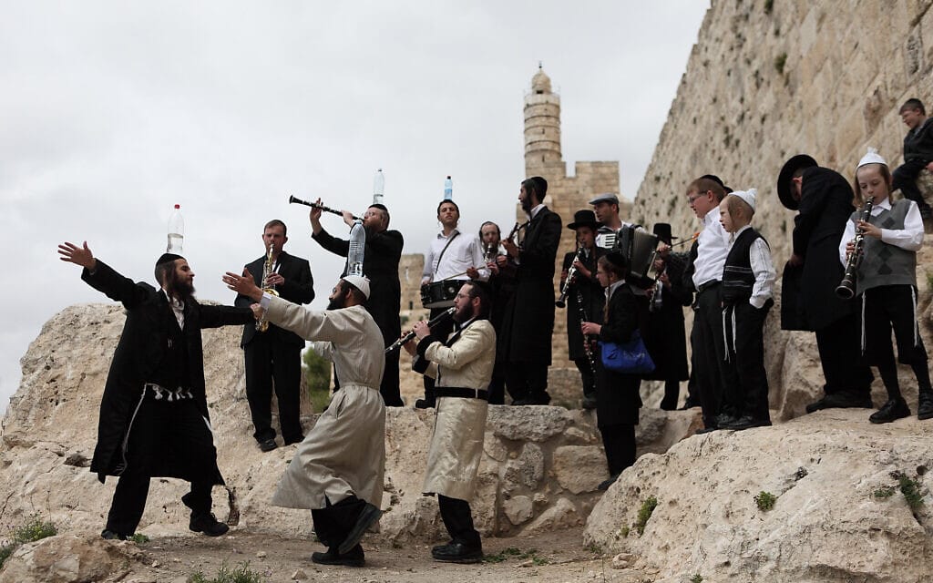 נגני כליזמר על רקע חומות ירושלים (צילום: Yaakov Naumi/Flash90)