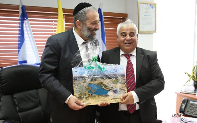 שר הפנים אריה דרעי מבקר בדימונה ב-2016. מימינו, ראש העיר בני ביטון (צילום: Yaakov Cohen/Flash90)