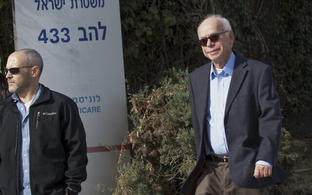 עמוס רגב, לשעבר העורך הראשי של &quot;ישראל היום&quot; מגיע לחקירה בתיק 2000 בלהב 433 בלוד. ינואר 2017 (צילום: Roy Alima/Flash90)