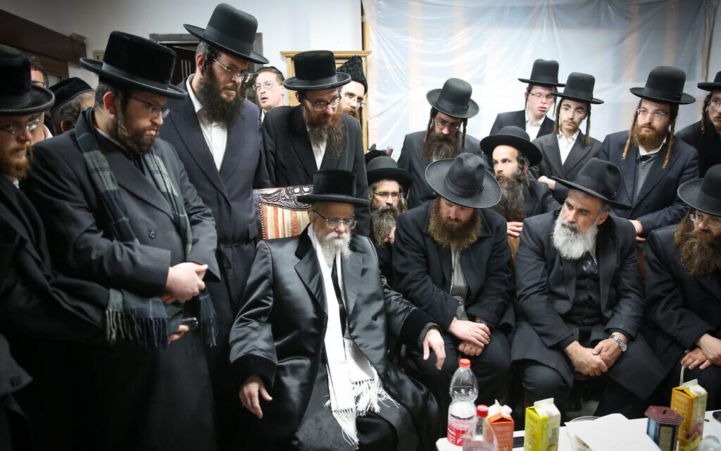הרב יעקב הגר, האדמו"ר של חסידות סערט ויז'ניץ, במרכז (צילום: דוד כהן/פלאש90)