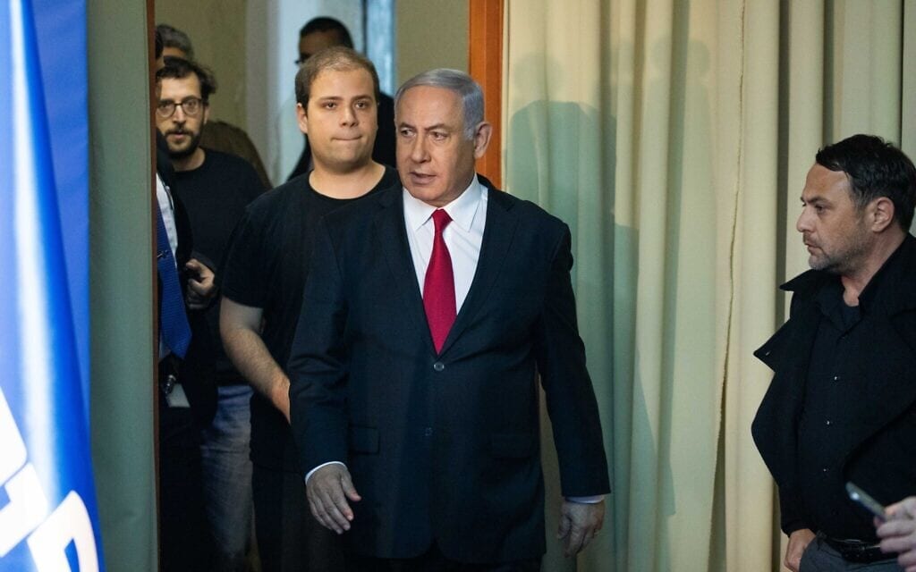 עופר גולן, יונתן אוריך וטופז לוק מלווים את נתניהו בדרך להצהרה במרץ 2019 (צילום: יונתן זינדל / פלאש 90) עופר גולן, יונתן אוריך וטופז לוק מלווים את נתניהו בדרך להצהרה במרץ 2019 (צילום: יונתן זינדל / פלאש 90)