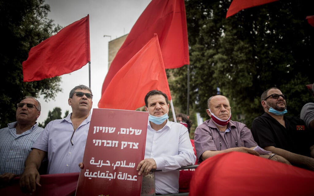 צעדת מחאה של המגזר הערבי בקריאה לשוויון אזרחי. במרכז: ח&quot;כ איימן עודה, מאי 2020 (צילום: Yonatan Sindel/Flash90)