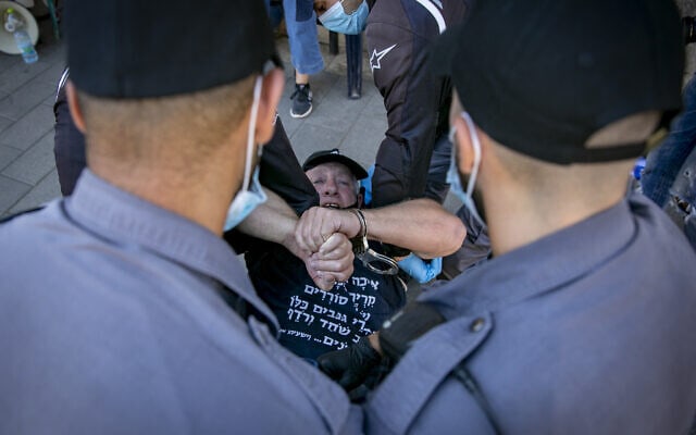 שוטרים עוצרים מפגין מול מעון רה&quot;מ נתניהו, 2020 (צילום: Olivier Fitoussi/Flash90)