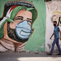 אמנים פלסטינים ציירו ציורי קיר כחלק ממסע להגברת המודעות למאבק בקורונה בעזה, ספטמבר 2020 (צילום: Abed Rahim Khatib/Flash90)