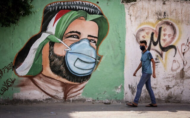 אמנים פלסטינים ציירו ציורי קיר כחלק ממסע להגברת המודעות למאבק בקורונה בעזה, ספטמבר 2020 (צילום: Abed Rahim Khatib/Flash90)