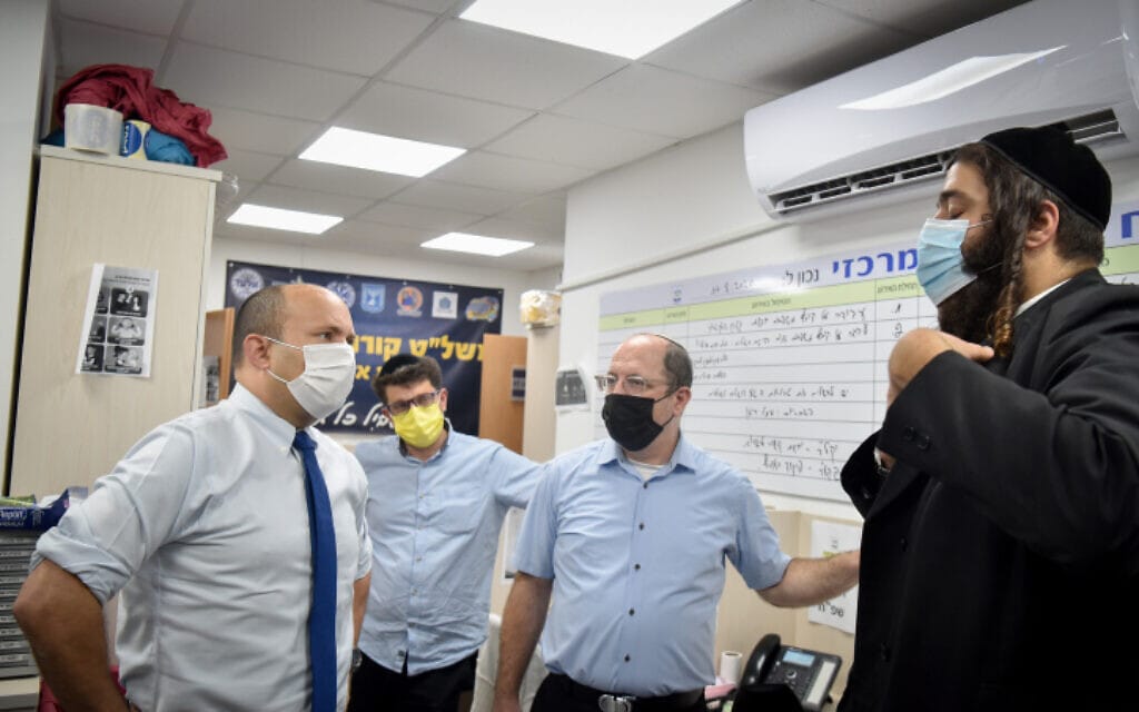 יושב ראש ימינה נפתלי בנט בביקור באלעד, לצד ראש העירייה ישראל פרוש, 6 בספטמבר 2020 (צילום: פלאש 90)
