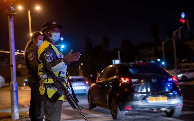 כוחות משטרה ליד שכונת רמות בליל הסגר הראשון -40 ערים עקב מגיפת הקורונה (צילום: Yonatan Sindel/Flash90)