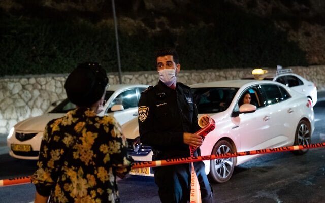 כוחות משטרה ליד שכונת רמות בליל הסגר הראשון (צילום: Yonatan Sindel/Flash90)