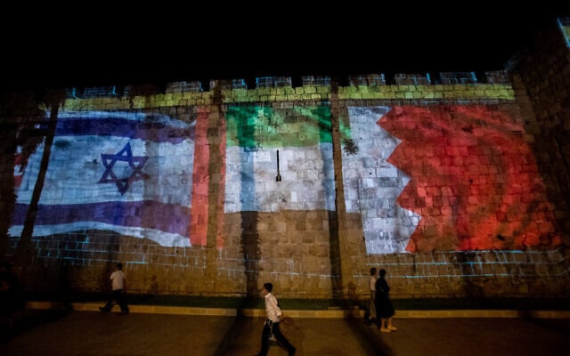 דגלי ישראל, אמירויות ובחריין על הקיר של העיר העתיקה בירושלים, 15 בספטמבר 2020 (צילום: יונתן סינדל / פלאש 90)