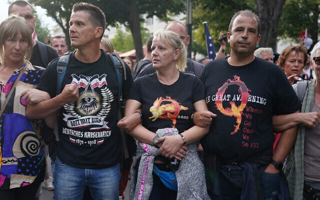 קבוצת גרמנים התומכים בתיאוריית הקנוניה של QAnon מפגינים בברלין, 29 באוגוסט 2020. באותו יום, בהשראת QAnon, הסתערה קבוצת קיצונים גרמנים על הפרלמנט (צילום: Sean Gallup/Getty Images)