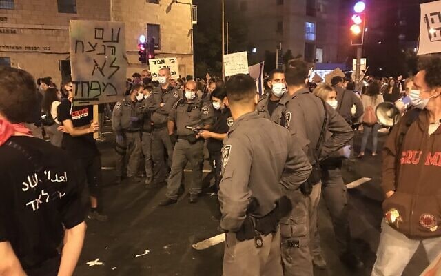  השוטרים בבלפור, לא שומרים על כללי הריחוק החברתי. 26 בספטמבר 2020 (צילום: אמיר בן-דוד)